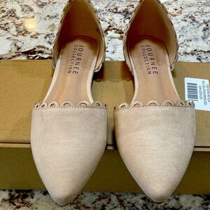 Journee Collection Women's Beige Scalloped Flats